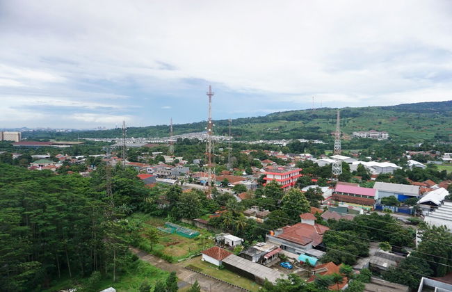Homey Living and Well Designed Studio Room at Royal Sentul Park Apartment - Foto 20