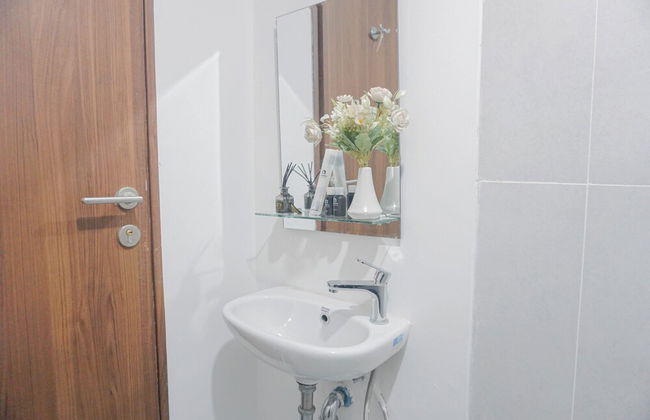 Homey Living and Well Designed Studio Room at Royal Sentul Park Apartment - Foto 13