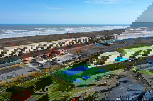 Foto 40 - 2 Beachfront Condos w Pool Sleeps 8 Beach Happy Summer Love by Avantstay