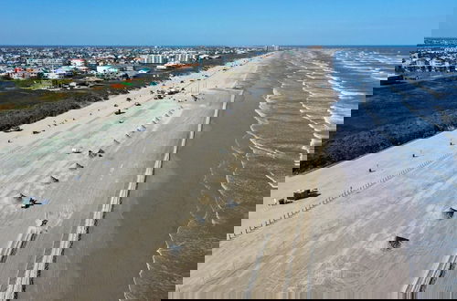 Foto 52 - 2 Beachfront Condos w Pool Sleeps 8 Beach Happy Summer Love by Avantstay