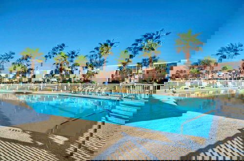 Foto 2 - 2 Beachfront Condos w Pool Sleeps 8 Beach Happy Summer Love by Avantstay