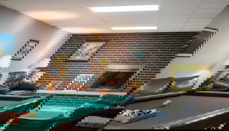 Foto 1 - Huge Manor w Indoor Hot Tub and Pool Table