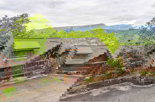 Foto 4 - Resort Cabin w/ Hot Tub, Pool Table, Deck Views Summit View Way by Avantstay