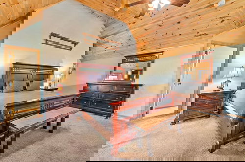 Foto 5 - Kim's Cove Motorcycle-Friendly Cabin features Game Room by RedAwning
