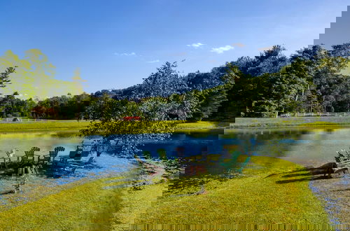 Foto 63 - Sunny Pond by Avantstay Secluded Estate w a Private Pond Gym Movie Theater