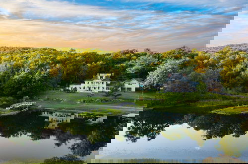 Foto 73 - Sunny Pond by Avantstay Secluded Estate w a Private Pond Gym Movie Theater