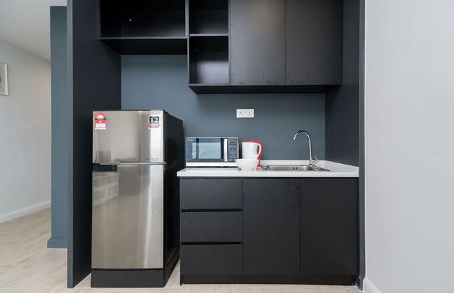 OYO Home 44050 Essential Studio Empire Marriot - Foto 17