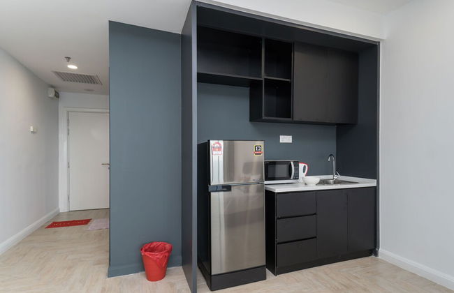 OYO Home 44050 Essential Studio Empire Marriot - Foto 16
