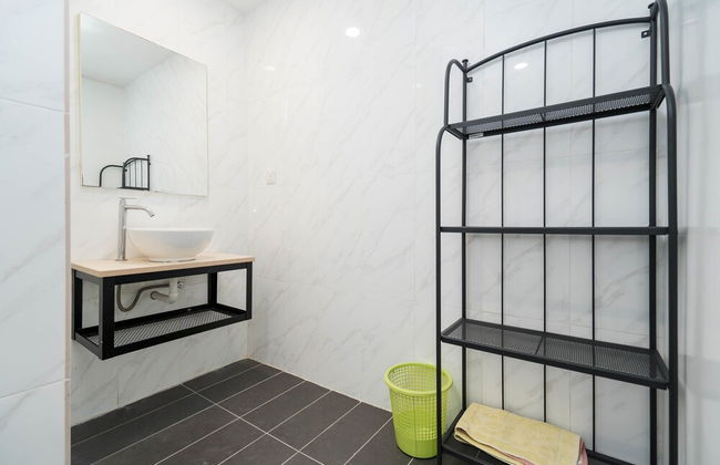 OYO Home 44050 Essential Studio Empire Marriot - Foto 15