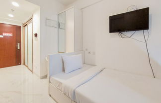 Photo 2 - Cozy Living Studio Room At Sky House Bsd Apartment