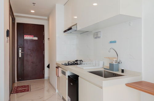 Foto 5 - Modern And Comfort Studio Apartment At Sky House Bsd