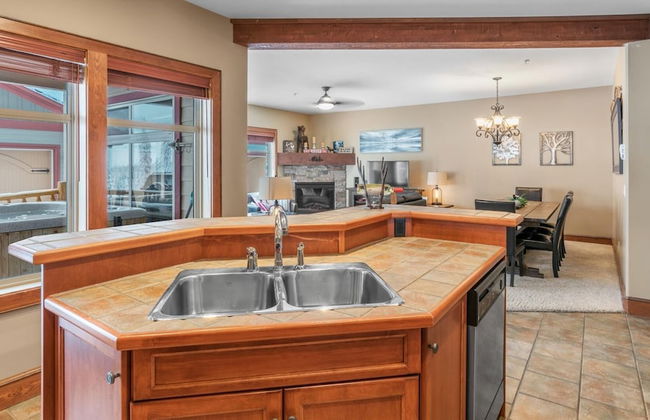 I Spy - Cozy Pet Friendly, Ski In/Ski Out Condo with Private Hot Tub - Foto 4