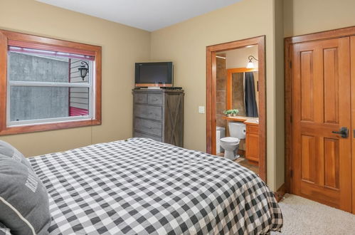 Foto 4 - I Spy - Cozy Pet Friendly, Ski In/Ski Out Condo with Private Hot Tub