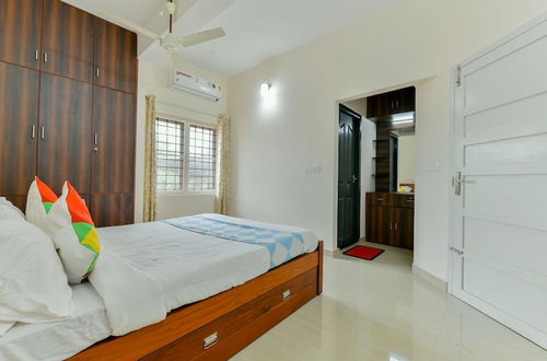 Photo 2 - OYO 18602 Home Spacious Stay Near Lulu Mall