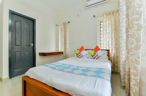 Photo 8 - OYO 18602 Home Spacious Stay Near Lulu Mall