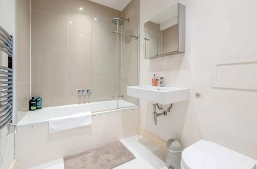 Photo 22 - Stylish 1 Bedroom Apartment in Affluent Fulham