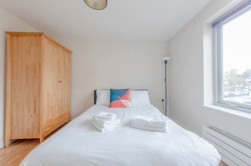 Photo 5 - Spacious 2 Bedroom Apartment Near White City