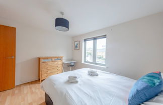 Photo 2 - Spacious 2 Bedroom Apartment Near White City