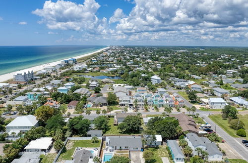 Photo 12 - Twin Fin by Avantstay Walk to the Beach - Chic 30A Retreat