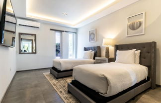 Foto 3 - Grand Modern Villa 6-bedroom! Brand New! Heated Jacuzzi