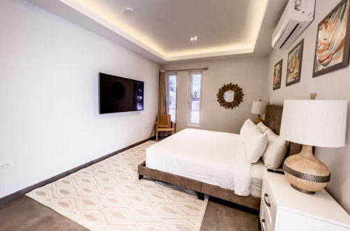 Foto 1 - Grand Modern Villa 6-bedroom! Brand New! Heated Jacuzzi