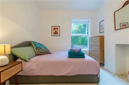 Photo 3 - Charming 1 Bedroom Apartment in Shepherds Bush With Patio Area