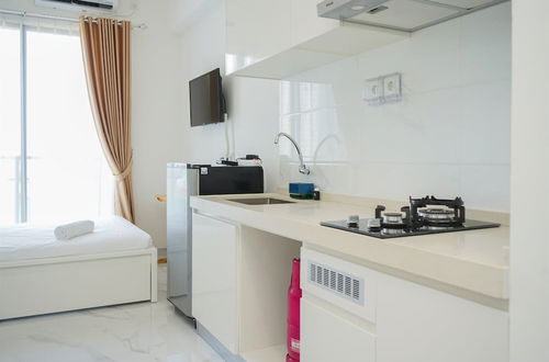 Foto 6 - Nice And Minimalist Studio At Sky House Bsd Apartment