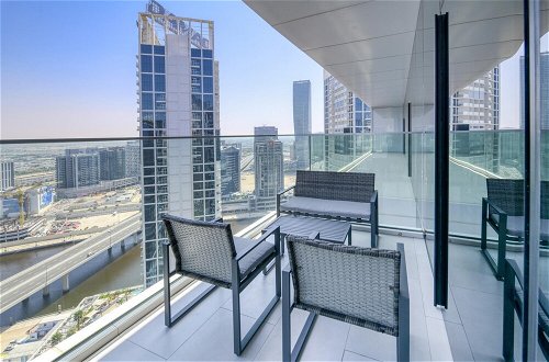 Foto 48 - Smart and Contemporary Apt With Burj Khalifa View