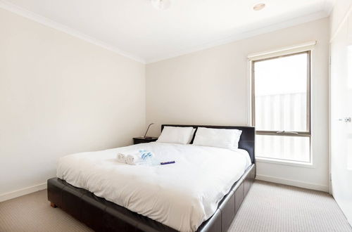 Photo 10 - 5br Luxury House 20 Min To Cbd Spacious Living