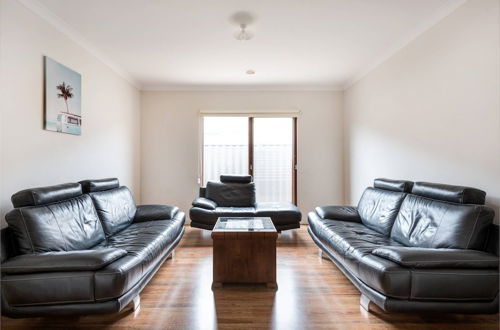 Photo 23 - 5br Luxury House 20 Min To Cbd Spacious Living