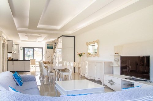 Foto 6 - Sleek Villa With Private Pool and Garden in Cesme