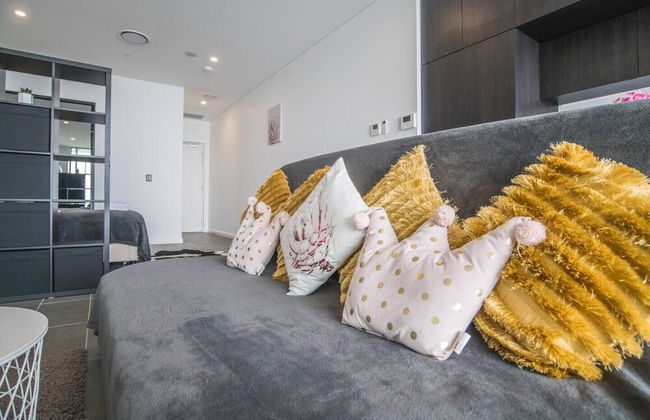 Home With Convenient Location! Close to Train&cbd - Photo 3