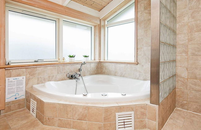8 Person Holiday Home in Saltum - Foto 4