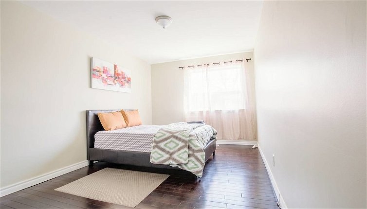 Foto 1 - Private & Comfy 2 Bedroom Near Downtown