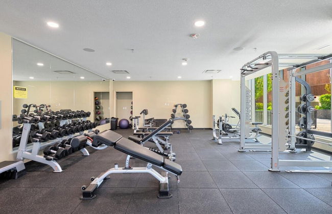 Modern DT Condo Balcony Parking Gym Hot Tub - Foto 10