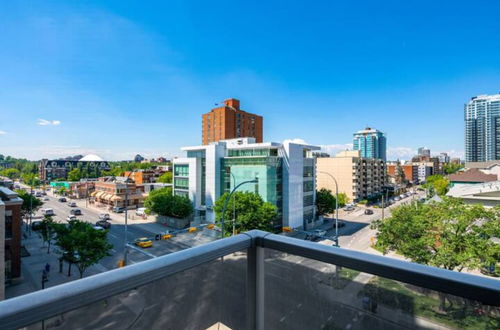 Photo 62 - Modern DT Condo Balcony Parking Gym Hot Tub