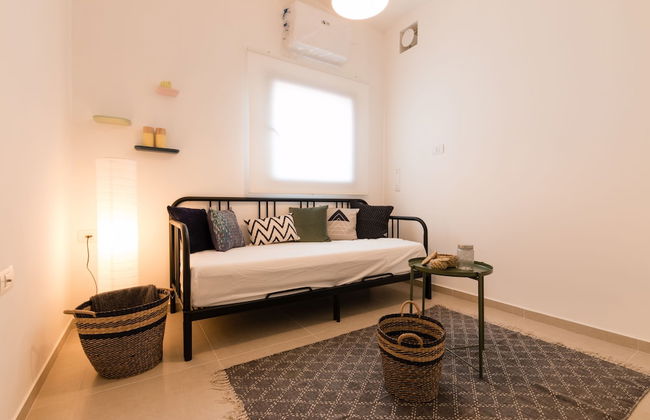 Artsy Modern Bright Apt in Bat Yam - Foto 18