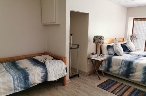 Foto 5 - Cozy Triple Room With King Sized bed and Single Bed, Near Bloemfontein