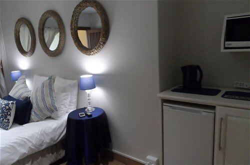 Foto 7 - Cozy Triple Room With King Sized bed and Single Bed, Near Bloemfontein