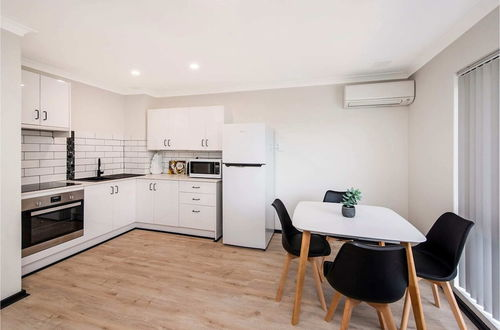 Photo 11 - Executive 1BR Suite - Close to Foreshore & Cbd