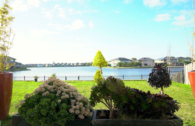 Waterfront Villa in Sanctuary Lakes - Photo 31