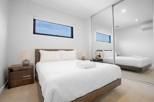 Photo 5 - Designer Taste 2BR Townhouse@hawthorn