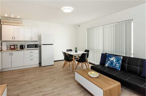 Photo 9 - Modern 1 Bedroom Apartment Near the River and the City