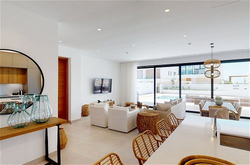 Foto 15 - Sanders Konnos Bay Terpsichori - Striking 4-bedroom Villa With a Side Sea View