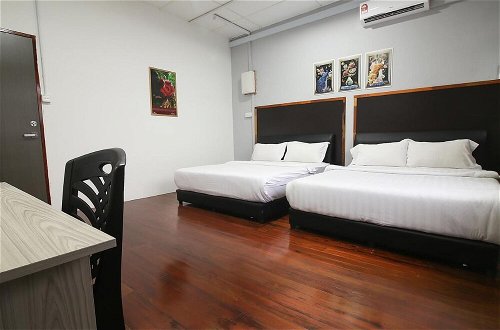 Foto 3 - Comfortable Family Room for 4 People in Kuching With Ac - Amida Point Services