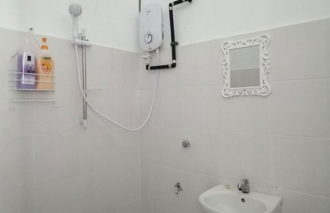 Comfortable Family Room for 4 People in Kuching With Ac - Amida Point Services - Photo 9