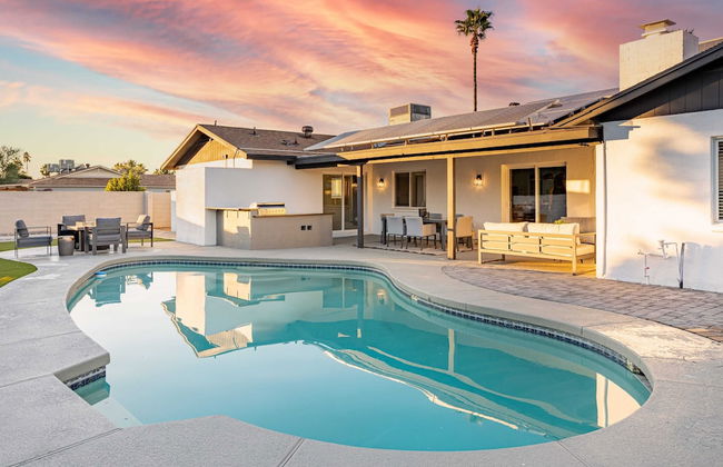 Grayhawk by Avantstay Modern Home w/ Pool, Hot Tub, Bocce, Fire Pit, Pool Table, Putt-putt & Putting Green - Foto 1