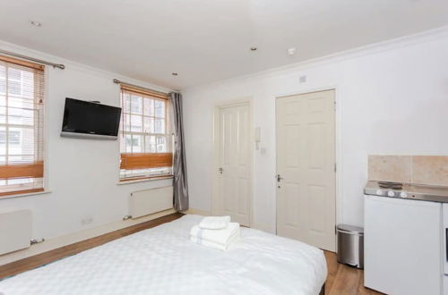 Photo 7 - Lovely London Studio Apartment Near Trendy Shoreditch