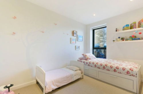 Photo 3 - Lovely Luminous 3 Bed Flat, With Secure Ev Parkng