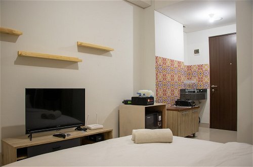 Photo 10 - Fancy And Nice Studio Room At Transpark Cibubur Apartment